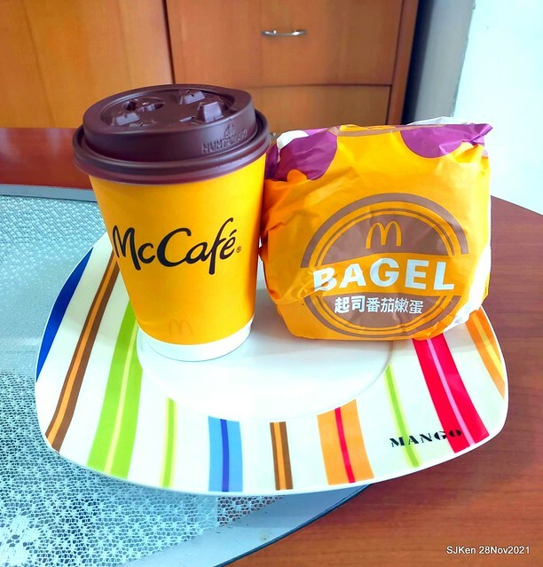 「麥當勞早餐中國信託ATM 優惠」(Bagel with cheese , tomato & cappuccino), Taipei, Taiwan, SJKen, Nov 30,2022.