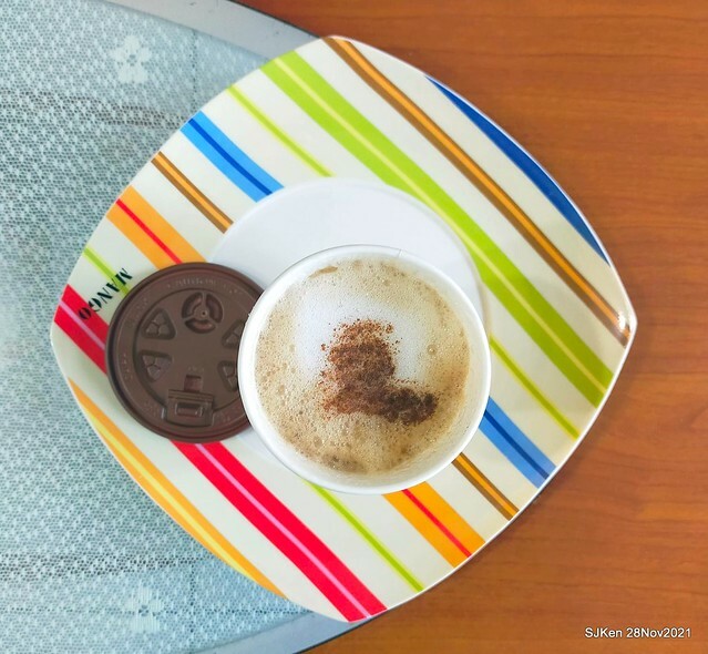 「麥當勞早餐中國信託ATM 優惠」(Bagel with cheese , tomato & cappuccino), Taipei, Taiwan, SJKen, Nov 30,2022.