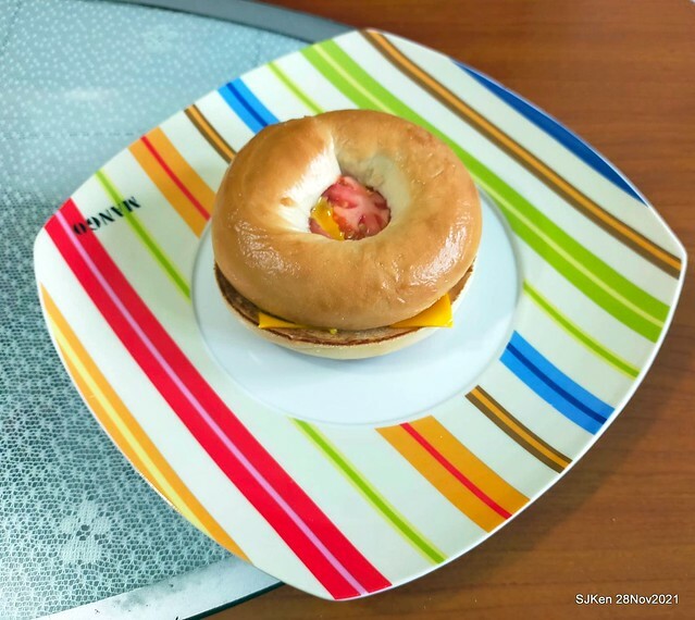 「麥當勞早餐中國信託ATM 優惠」(Bagel with cheese , tomato & cappuccino), Taipei, Taiwan, SJKen, Nov 30,2022.