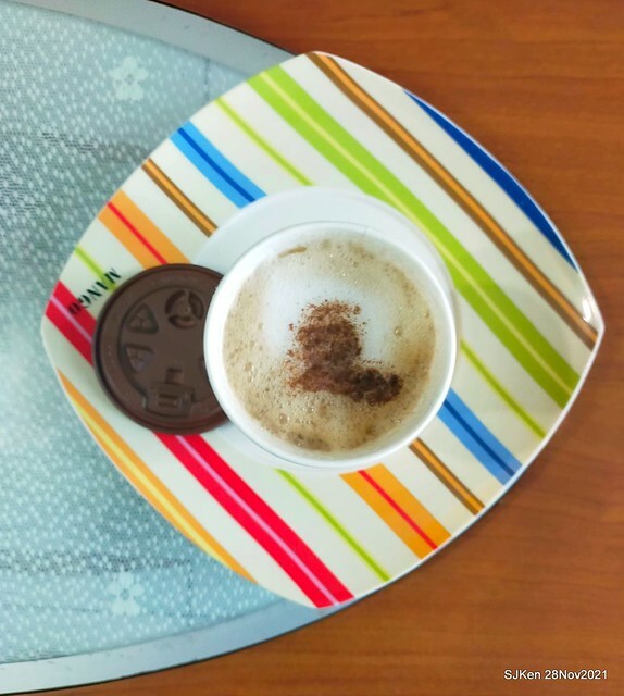 「麥當勞早餐中國信託ATM 優惠」(Bagel with cheese , tomato & cappuccino), Taipei, Taiwan, SJKen, Nov 30,2022.