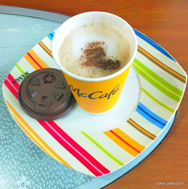 「麥當勞早餐中國信託ATM 優惠」(Bagel with cheese , tomato & cappuccino), Taipei, Taiwan, SJKen, Nov 30,2022.
