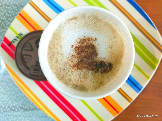 「麥當勞早餐中國信託ATM 優惠」(Bagel with cheese , tomato & cappuccino), Taipei, Taiwan, SJKen, Nov 30,2022.