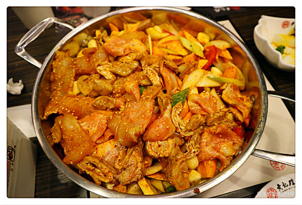 【台北美食】黃記煌 三汁燜鍋 ~ 不加一滴水的火鍋❤️信義區 Att 4 fun 新開的店 - 捷運世貿/101站