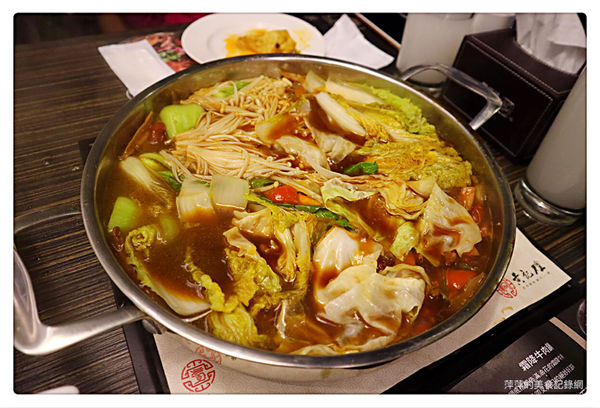 【台北美食】黃記煌 三汁燜鍋 ~ 不加一滴水的火鍋❤️信義區 Att 4 fun 新開的店 - 捷運世貿/101站