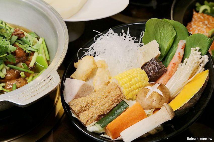 台南第一家正宗花雕雞:廚房有雞~秋蟹正是時候，秋季限定花雕螃蟹鍋一鍋兩吃來囉! - 台南好Food遊