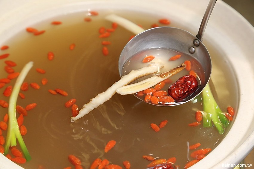 台南第一家正宗花雕雞:廚房有雞~秋蟹正是時候，秋季限定花雕螃蟹鍋一鍋兩吃來囉! - 台南好Food遊