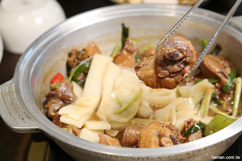 台南第一家正宗花雕雞:廚房有雞~秋蟹正是時候，秋季限定花雕螃蟹鍋一鍋兩吃來囉! - 台南好Food遊