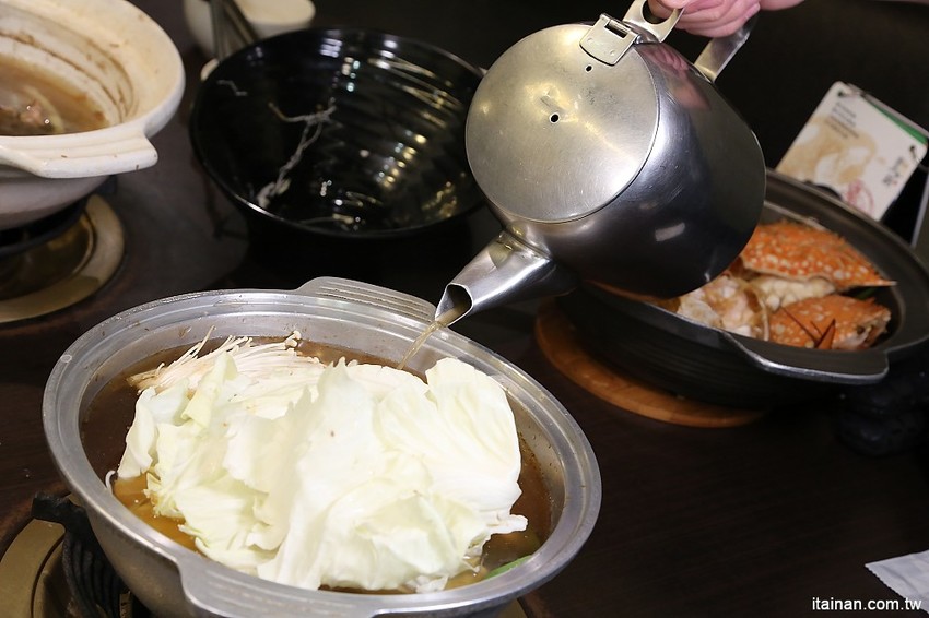 台南第一家正宗花雕雞:廚房有雞~秋蟹正是時候，秋季限定花雕螃蟹鍋一鍋兩吃來囉! - 台南好Food遊