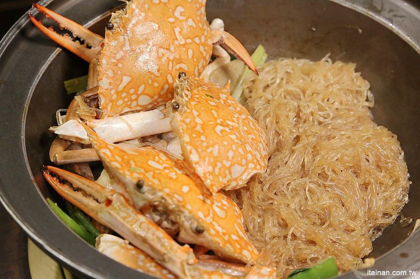 台南第一家正宗花雕雞:廚房有雞~秋蟹正是時候，秋季限定花雕螃蟹鍋一鍋兩吃來囉! - 台南好Food遊