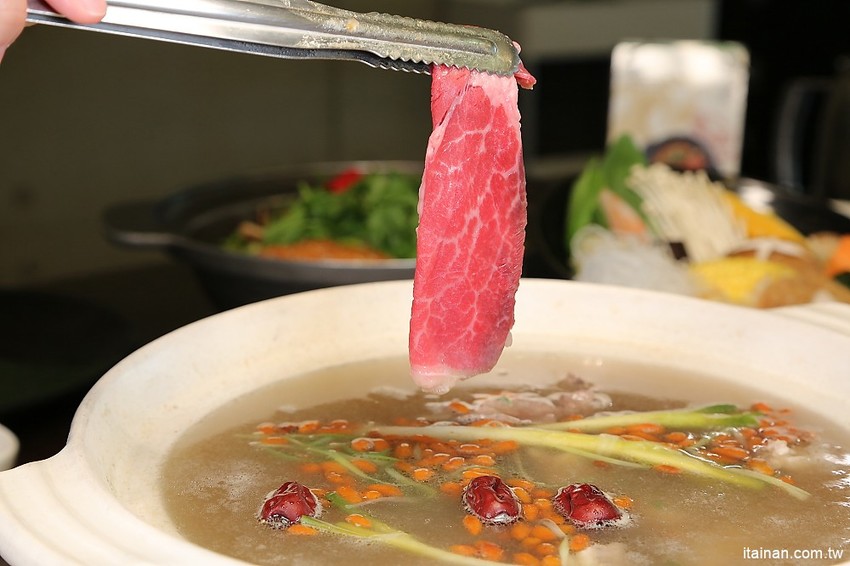 台南第一家正宗花雕雞:廚房有雞~秋蟹正是時候，秋季限定花雕螃蟹鍋一鍋兩吃來囉! - 台南好Food遊