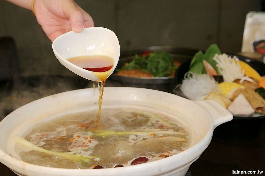 台南第一家正宗花雕雞:廚房有雞~秋蟹正是時候，秋季限定花雕螃蟹鍋一鍋兩吃來囉! - 台南好Food遊