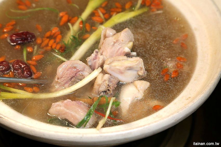 台南第一家正宗花雕雞:廚房有雞~秋蟹正是時候，秋季限定花雕螃蟹鍋一鍋兩吃來囉! - 台南好Food遊