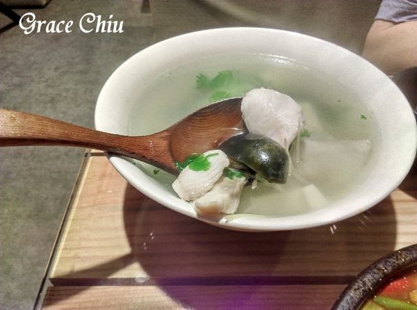 村子口中華料理 桂林路家樂福4F 皮蛋鮮魚湯