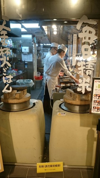 左營高鐵食堂：高雄彩虹市集~左營高鐵食堂~日本最大連鎖庶民食堂~滑嫩的玉子燒超推喔~