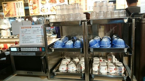 左營高鐵食堂：高雄彩虹市集~左營高鐵食堂~日本最大連鎖庶民食堂~滑嫩的玉子燒超推喔~