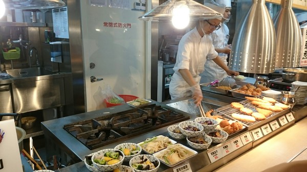 左營高鐵食堂：高雄彩虹市集~左營高鐵食堂~日本最大連鎖庶民食堂~滑嫩的玉子燒超推喔~