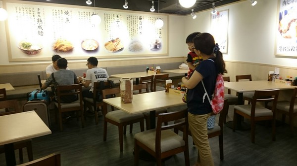 左營高鐵食堂：高雄彩虹市集~左營高鐵食堂~日本最大連鎖庶民食堂~滑嫩的玉子燒超推喔~
