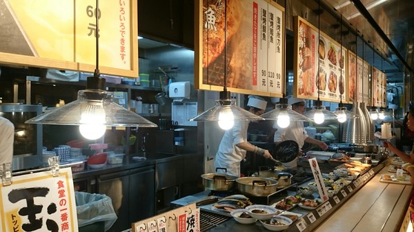 左營高鐵食堂：高雄彩虹市集~左營高鐵食堂~日本最大連鎖庶民食堂~滑嫩的玉子燒超推喔~