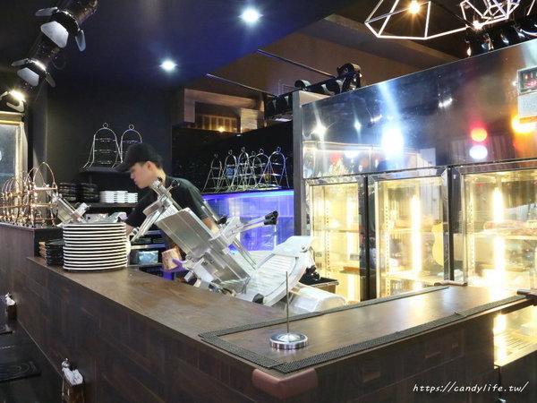 肉魂和牛鑄鐵料理:台中美食│肉魂鑄鐵料理〃北屯火鍋推薦~單人大胃王霸氣登場!肉量超驚人,還有豐富海鮮厚里呷免驚~