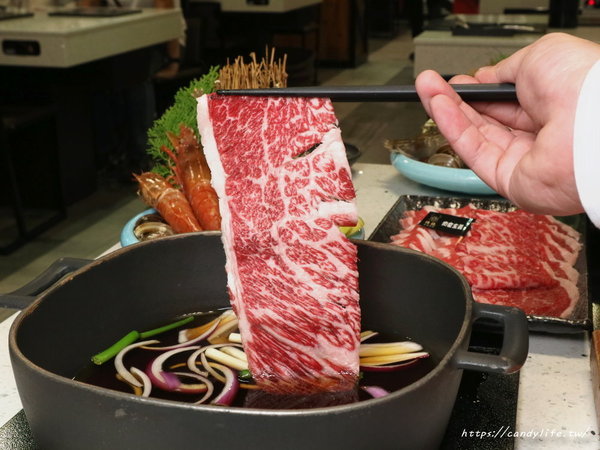 肉魂和牛鑄鐵料理:台中美食│肉魂鑄鐵料理〃北屯火鍋推薦~單人大胃王霸氣登場!肉量超驚人,還有豐富海鮮厚里呷免驚~