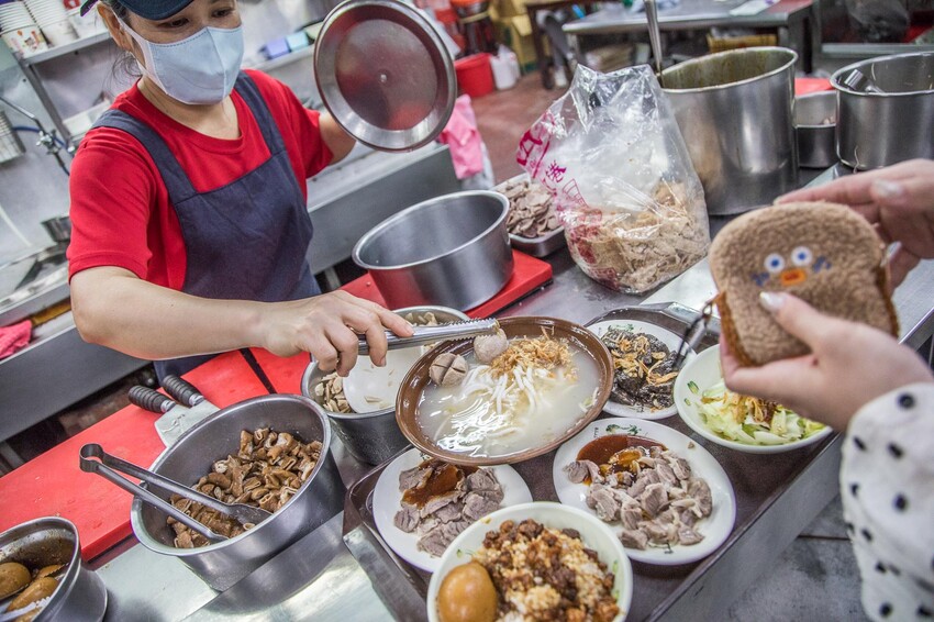 新北市板橋區環南米苔目｜都沒在漲價的！小菜都是30元，老牌米苔目任點都是銅板價