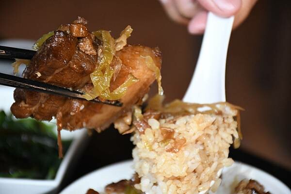 高雄市前鎮區高雄最美海鮮粥【粥老大花園景觀餐廳】百年老厝之中的家常味，城市中最美的角落～好吃又實在！※高雄美食推