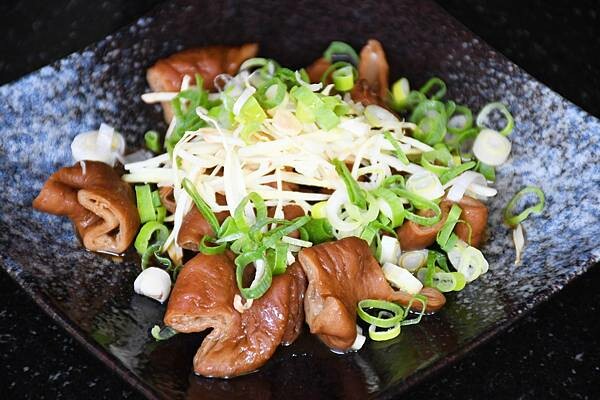 高雄市前鎮區高雄最美海鮮粥【粥老大花園景觀餐廳】百年老厝之中的家常味，城市中最美的角落～好吃又實在！※高雄美食推