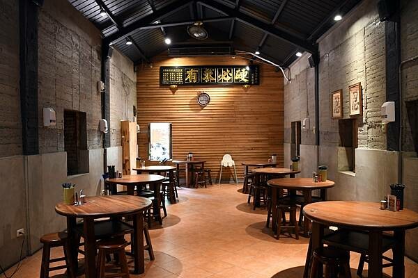 高雄市前鎮區高雄最美海鮮粥【粥老大花園景觀餐廳】百年老厝之中的家常味，城市中最美的角落～好吃又實在！※高雄美食推