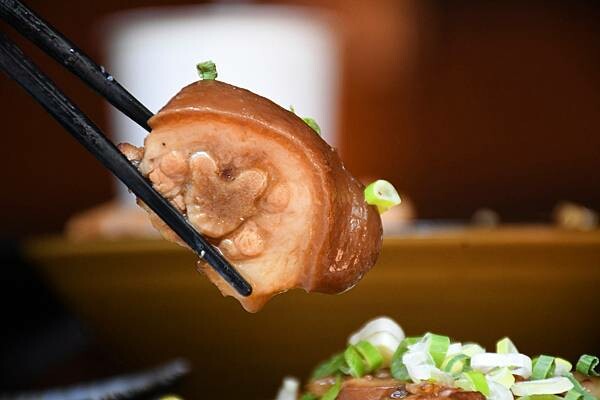 高雄市前鎮區高雄最美海鮮粥【粥老大花園景觀餐廳】百年老厝之中的家常味，城市中最美的角落～好吃又實在！※高雄美食推