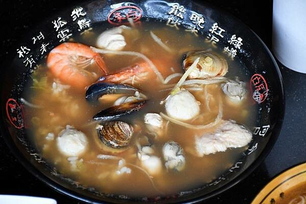 高雄市前鎮區高雄最美海鮮粥【粥老大花園景觀餐廳】百年老厝之中的家常味，城市中最美的角落～好吃又實在！※高雄美食推