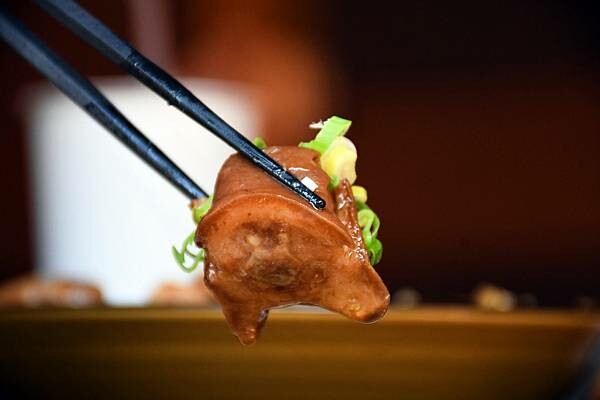 高雄市前鎮區高雄最美海鮮粥【粥老大花園景觀餐廳】百年老厝之中的家常味，城市中最美的角落～好吃又實在！※高雄美食推