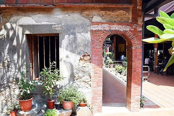 高雄市前鎮區高雄最美海鮮粥【粥老大花園景觀餐廳】百年老厝之中的家常味，城市中最美的角落～好吃又實在！※高雄美食推