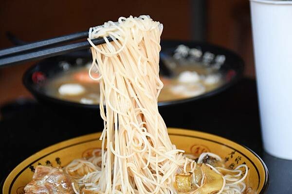 高雄市前鎮區高雄最美海鮮粥【粥老大花園景觀餐廳】百年老厝之中的家常味，城市中最美的角落～好吃又實在！※高雄美食推