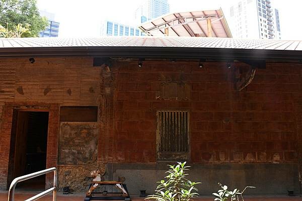 高雄市前鎮區高雄最美海鮮粥【粥老大花園景觀餐廳】百年老厝之中的家常味，城市中最美的角落～好吃又實在！※高雄美食推