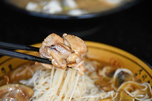 高雄市前鎮區高雄最美海鮮粥【粥老大花園景觀餐廳】百年老厝之中的家常味，城市中最美的角落～好吃又實在！※高雄美食推