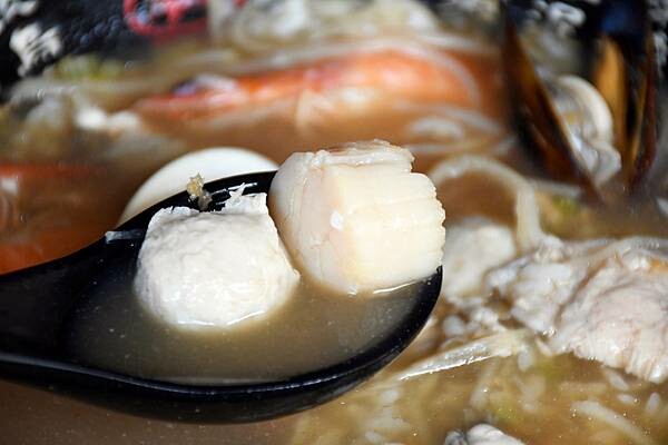 高雄市前鎮區高雄最美海鮮粥【粥老大花園景觀餐廳】百年老厝之中的家常味，城市中最美的角落～好吃又實在！※高雄美食推