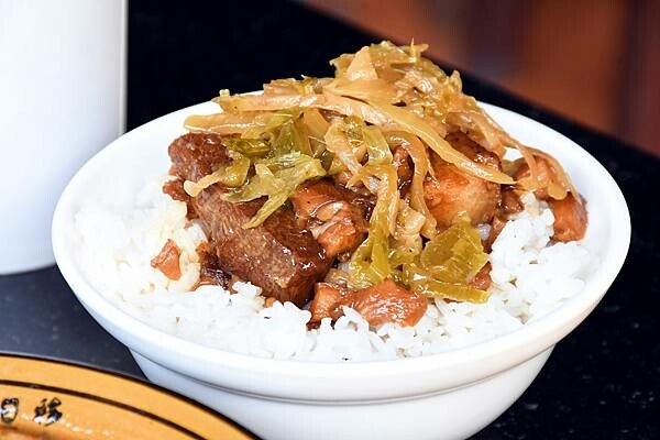 高雄市前鎮區高雄最美海鮮粥【粥老大花園景觀餐廳】百年老厝之中的家常味，城市中最美的角落～好吃又實在！※高雄美食推