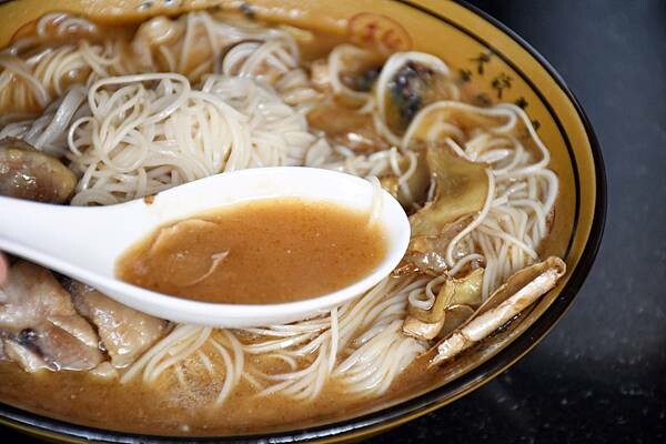 高雄市前鎮區高雄最美海鮮粥【粥老大花園景觀餐廳】百年老厝之中的家常味，城市中最美的角落～好吃又實在！※高雄美食推