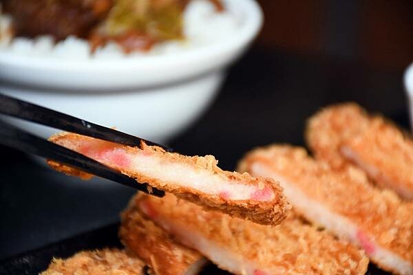 高雄市前鎮區高雄最美海鮮粥【粥老大花園景觀餐廳】百年老厝之中的家常味，城市中最美的角落～好吃又實在！※高雄美食推