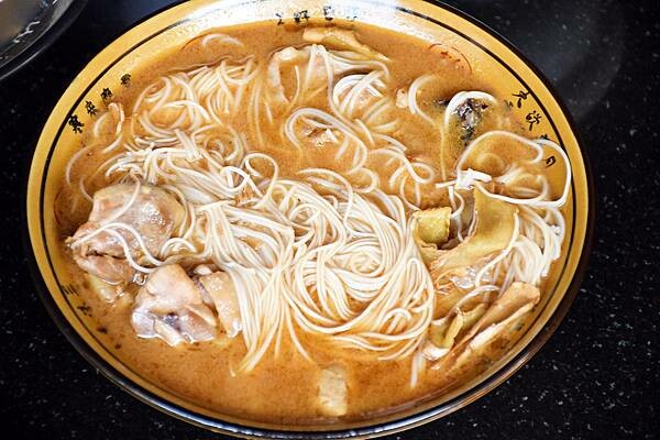 高雄市前鎮區高雄最美海鮮粥【粥老大花園景觀餐廳】百年老厝之中的家常味，城市中最美的角落～好吃又實在！※高雄美食推