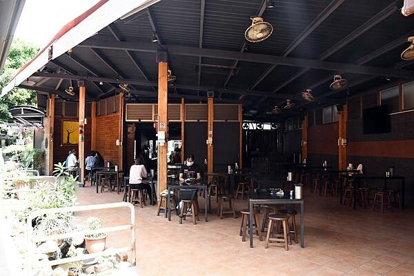 高雄市前鎮區高雄最美海鮮粥【粥老大花園景觀餐廳】百年老厝之中的家常味，城市中最美的角落～好吃又實在！※高雄美食推