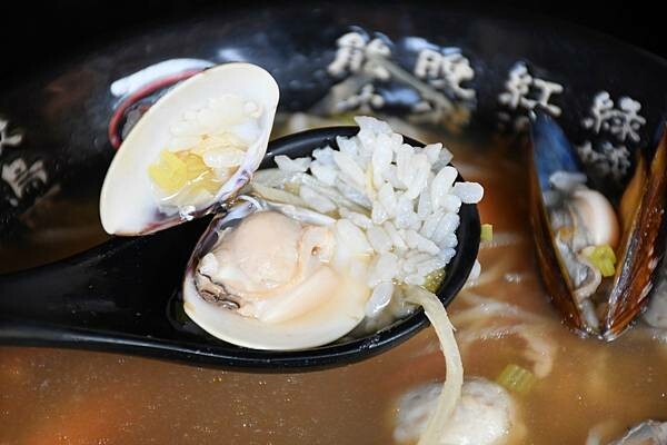 高雄市前鎮區高雄最美海鮮粥【粥老大花園景觀餐廳】百年老厝之中的家常味，城市中最美的角落～好吃又實在！※高雄美食推