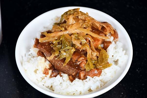 高雄市前鎮區高雄最美海鮮粥【粥老大花園景觀餐廳】百年老厝之中的家常味，城市中最美的角落～好吃又實在！※高雄美食推