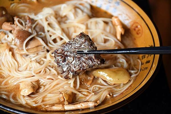 高雄市前鎮區高雄最美海鮮粥【粥老大花園景觀餐廳】百年老厝之中的家常味，城市中最美的角落～好吃又實在！※高雄美食推