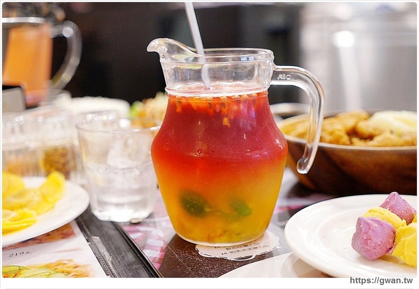 台北也能吃到溫體牛！15道菜整桌擺滿滿，還附飲料甜點，每人只要350元～