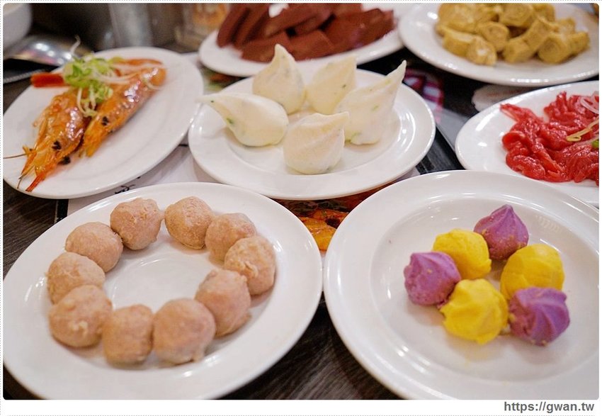 台北也能吃到溫體牛！15道菜整桌擺滿滿，還附飲料甜點，每人只要350元～