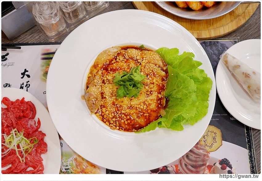 台北也能吃到溫體牛！15道菜整桌擺滿滿，還附飲料甜點，每人只要350元～