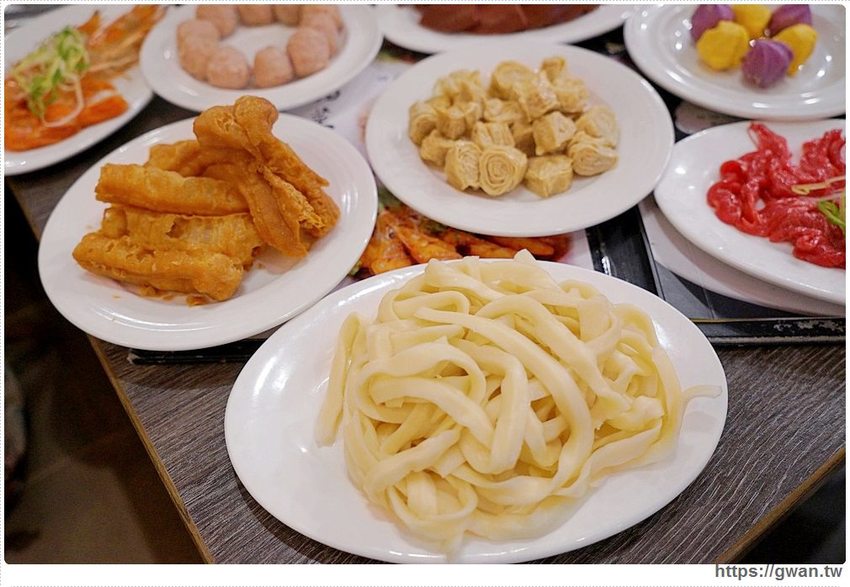 台北也能吃到溫體牛！15道菜整桌擺滿滿，還附飲料甜點，每人只要350元～