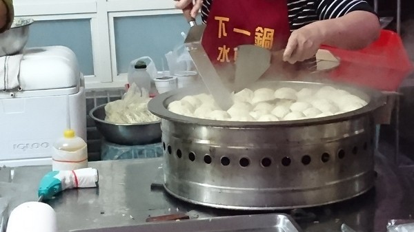 下一鍋水煎包：高雄鹽埕~下一鍋水煎包~在地銅板小吃~排隊美食~飄香40年老店~