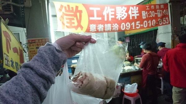 下一鍋水煎包：高雄鹽埕~下一鍋水煎包~在地銅板小吃~排隊美食~飄香40年老店~